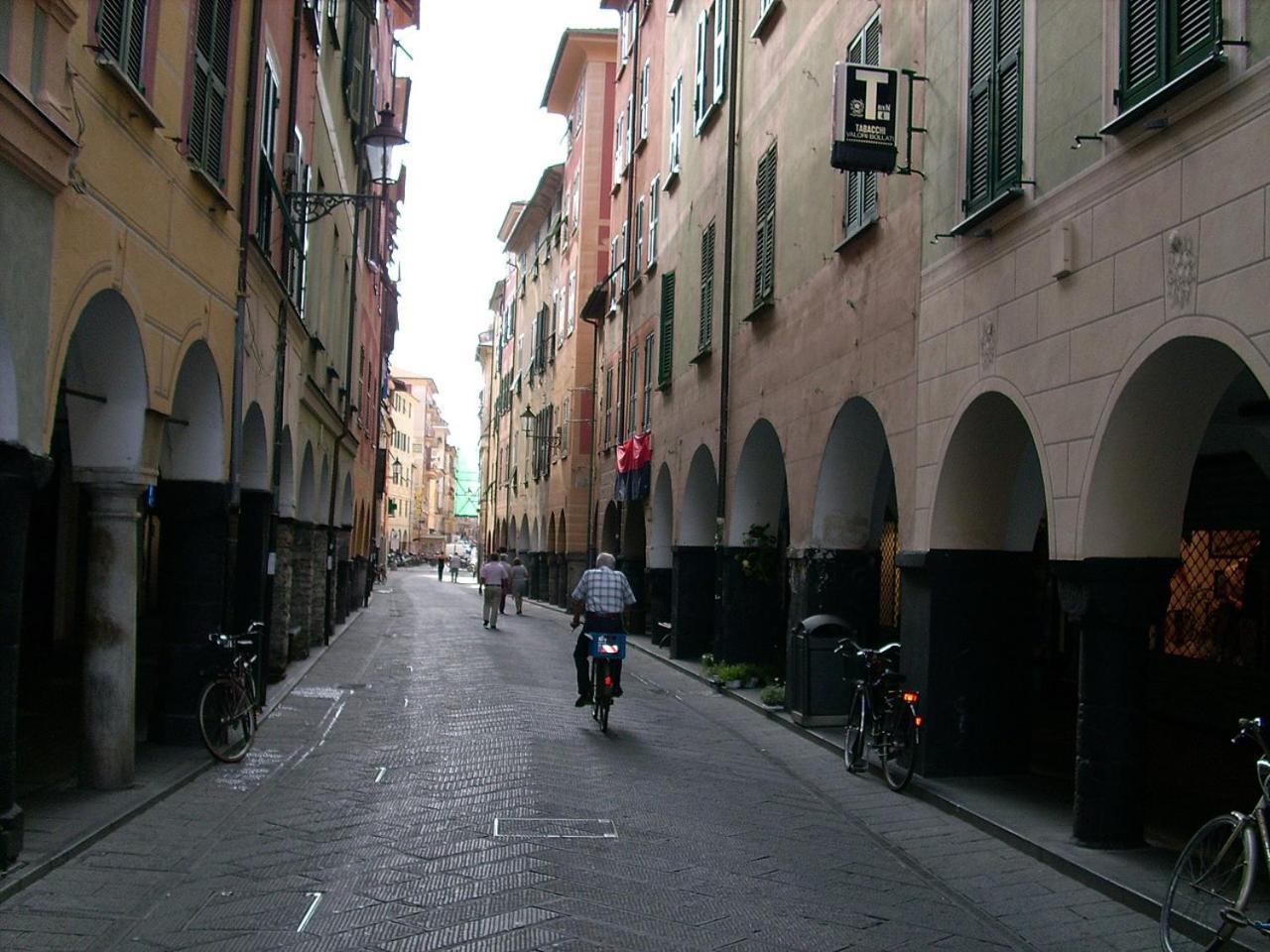 Vista Sul Carruggio, Centro Storico Di Chiavari Bagian luar foto